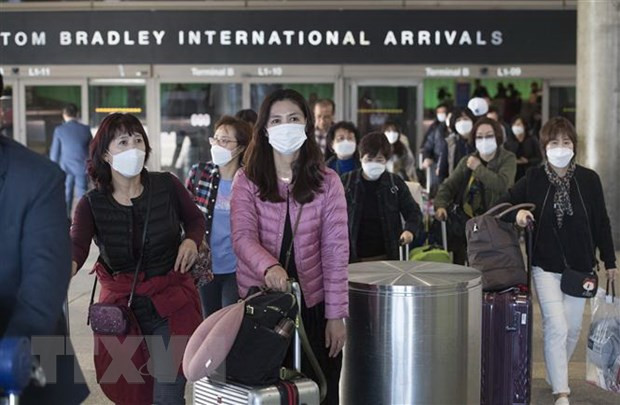 Hành khách đeo khẩu trang đề phòng lây nhiễm COVID-19 tại sân bay quốc tế Los Angeles, bang California, Mỹ. (Ảnh: AFP/TTXVN) Trường hợp thứ 2 ở Mỹ nhiễm COVID-19 không tiếp xúc với nguồn bệnh ảnh 1