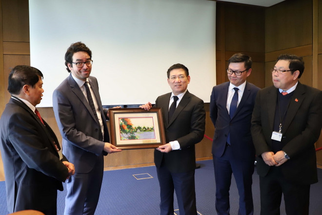 Đoàn Kiểm toán Nhà nước Việt Nam tặng tranh lưu niệm cho Lãnh đạo Cơ quan Hợp tác quốc tế Đức (GIZ) tại trụ sở GIZ ở thành phố Bonn. (Ảnh: Mạnh Hùng/TTXVN) Kiểm toán Việt Nam tăng cường hợp tác với Cơ quan Hợp tác quốc tế Đức ảnh 1