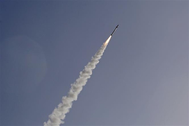 Tên lửa được phóng từ hệ thống Vòm Sắt ở thành phố Ashkelon, Israel để đánh chặn rocket từ Dải Gaza ngày 13/11. (Ảnh: AFP/TTXVN) Israel tấn công các căn cứ của Hamas ở Dải Gaza để trả đũa ảnh 1