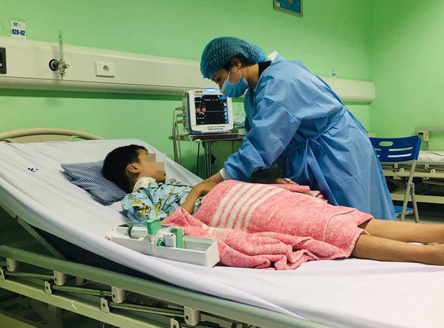 Ghép thận cho bé trai suy thận giai đoạn cuối có đột biến gene ảnh 1