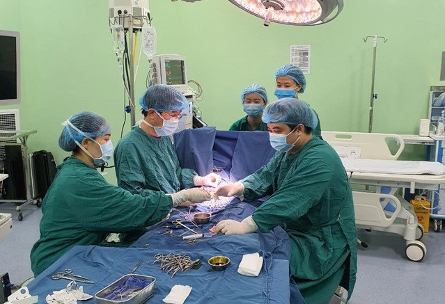 Ghép thận cho bé trai suy thận giai đoạn cuối có đột biến gene ảnh 2