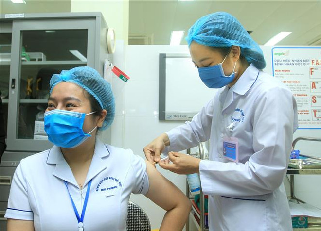 Điều dưỡng viên khu cách ly Bệnh viện Việt Tiệp cơ sở 2 Bùi Thị Thanh Nhung, sinh năm 1987, được tiêm mũi liều vaccine ngừa COVID-19 đầu tiên tại Hải Phòng. (Ảnh: An Đăng/TTXVN) Thành phố Hải Phòng triển khai tiêm vaccine phòng COVID-19 đợt 1 ảnh 1