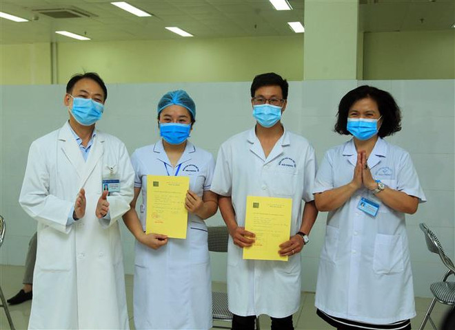 Lãnh đạo Bênh viện Việt Tiệp trao Giấy xác nhận đã tiêm vaccine ngừa COVID-19 tại Hải Phòng. (Ảnh: An Đăng/TTXVN) Thành phố Hải Phòng triển khai tiêm vaccine phòng COVID-19 đợt 1 ảnh 2