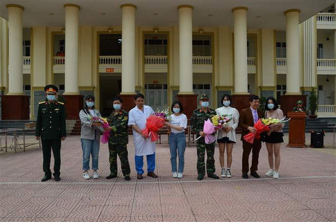 Gần 100 người hoàn thành cách ly tại Hà Nội được trở về nhà ảnh 1