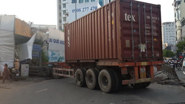 Hiện trường vụ tai nạn. (Ảnh: Thành Chung/Vietnam+) Xe container mất lái đâm nát dải phân cách rồi lao vào nhà dân ảnh 1