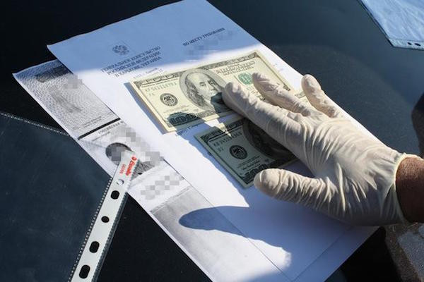 Ukraine tạm giữ một nhà ngoại giao Nga do nghi ngờ hối lộ ảnh 1