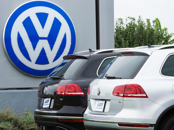 Logo hãng Volkswagen tại cửa hàng ở Woodbridge, Mỹ. (Nguồn: AFP/TTXVN) Volkswagen sẽ ra mắt hơn 30 mẫu xe điện sau bê bối gian lận khí thải ảnh 1