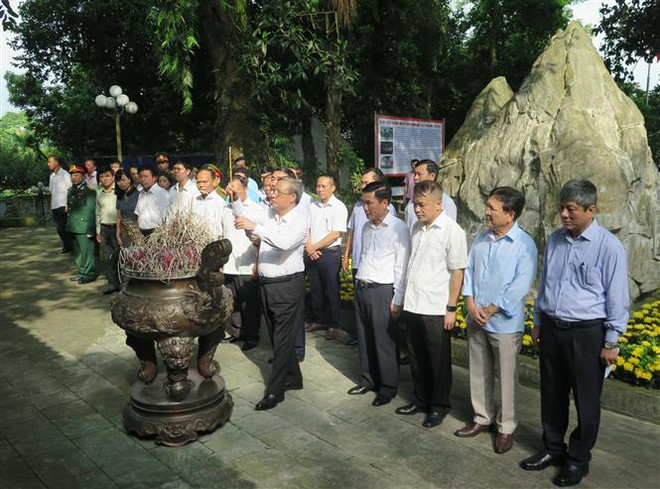 Dâng hương tưởng niệm các Anh hùng liệt sỹ tại tỉnh Thái Nguyên ảnh 1