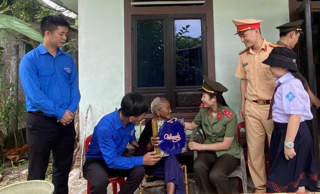Tuổi trẻ Thừa Thiên-Huế thăm, tặng quà Mẹ Việt Nam Anh hùng Văn Thị Men tại xã Quảng Thái, huyện Quảng Điền. (Ảnh: TTXVN phát) ttxvn_thua_thien_-_hue_tri_an_phung_duong_ba_me_viet_nam_anh_hung1.jpg