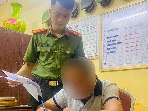 Anh K tại cơ quan Công an. (Nguồn: Báo điện tử Chính phủ) Hải Dương: Xử phạt đăng tin “chốt” công an bắn tốc độ lên mạng xã hội ảnh 1