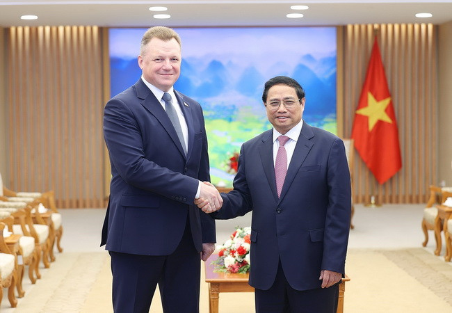 Thủ tướng Phạm Minh Chính tiếp Bộ trưởng Bộ Tình trạng khẩn cấp Belarus Vadim Sinyavsky. (Ảnh: Dương Giang/TTXVN) Việt Nam và Belarus tiếp tục tăng cường hợp tác kinh tế-thương mại ảnh 1