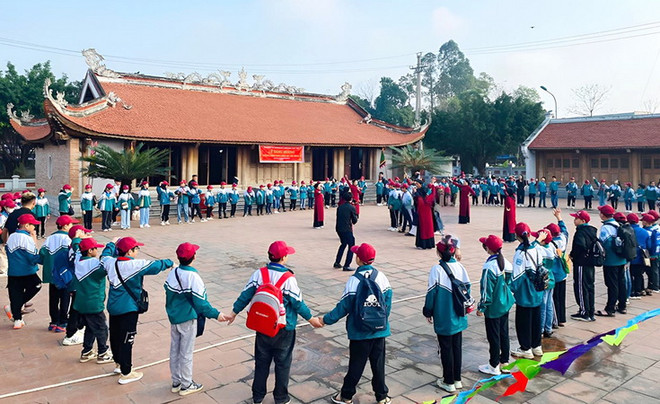Học sinh tìm hiểu, trải nghiệm trình diễn Hát Xoan tại Miếu Lãi Lèn, xã Kim Đức. (Nguồn: Báo Phú Thọ) Phú Thọ: Đưa hát Xoan, tín ngưỡng thờ cúng Hùng Vương vào trường học ảnh 2