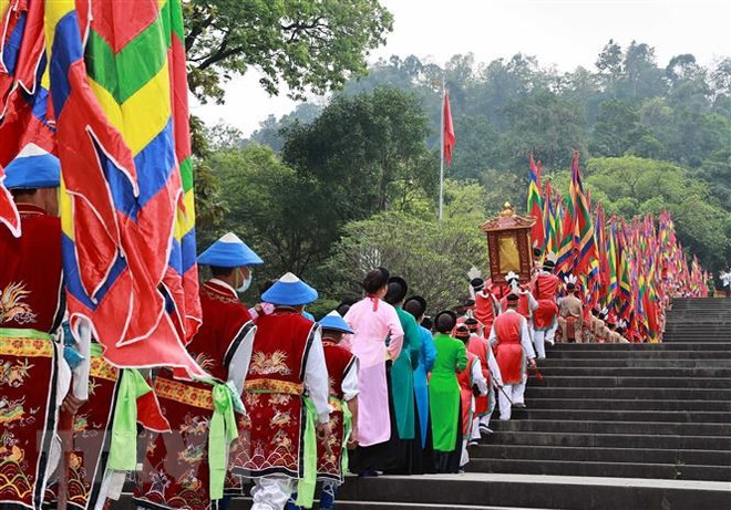Đoàn rước kiệu dâng lễ vật hương, hoa, bánh chưng, bánh giầy gắn liền với những truyền thuyết về vua Hùng. (Ảnh: Thống Nhất/TXVN) Phú Thọ: Đưa hát Xoan, tín ngưỡng thờ cúng Hùng Vương vào trường học ảnh 3