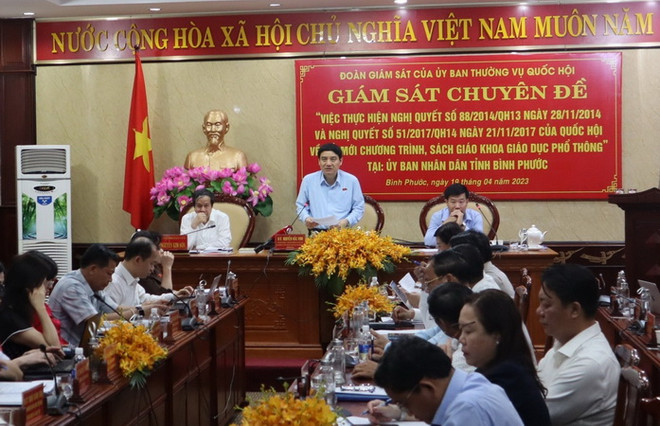 Ông Nguyễn Đắc Vinh, Chủ nhiệm Ủy ban Văn hóa, Giáo dục của Quốc hội phát biểu tại buổi giám sát. (Ảnh: Sỹ Tuyên/TTXVN) Giám sát về Chương trình, sách giáo khoa ở Bình Định, Bình Phước ảnh 2