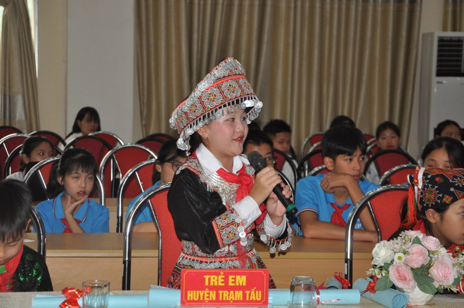 Đại diện trẻ em huyện vùng cao Trạm Tấu, tỉnh Yên Bái, tham gia thảo luận, kiến nghị tại Diễn đàn trẻ em tỉnh Yên Bái năm 2023 với chủ đề “Trẻ em tham gia xây dựng môi trường sống an toàn, thân thiện, lành mạnh cho trẻ em.” (Ảnh: TTXVN phát) ttxvn-dien-dan-tre-em-tinh-yen-bai-nam-2023-8805.jpg