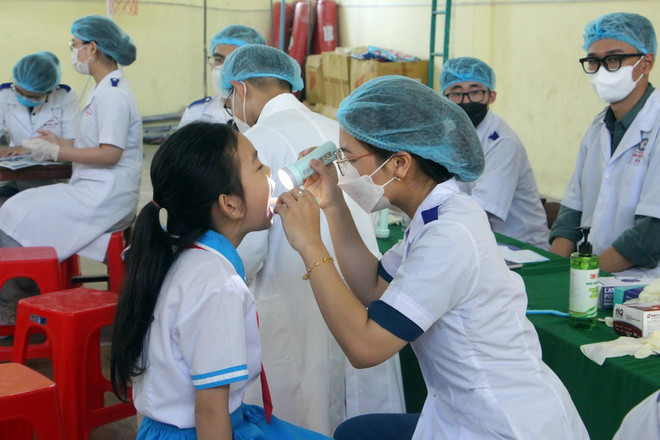 Các em thiếu nhi được tầm soát sức khỏe răng miệng khi tham gia Chương trình "Chuyến xe ước mơ." (Ảnh: Trung Kiên/TTXVN) ttxvn-can-tho-chuyen-xe-uoc-mo-gop-phan-tao-san-choi-va-cham-soc-tre-em-co-hoan-canh-kho-khan-6697.jpg