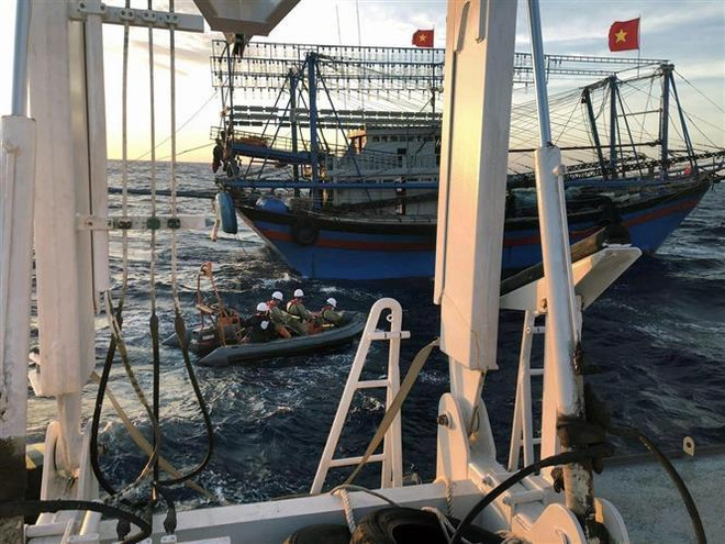 9 ngư dân tàu NA 95899 TS mất tích: Đã nâng được mũi tàu đắm lên ảnh 1