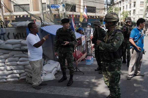 Binh sĩ Thái Lan kiểm tra an ninh tại khu vực gần tòa nhà Chính phủ ở Bangkok ngày 21/5. (Ảnh: AFP/TTXVN) Lầu Năm Góc tuyên bố xem xét lại quan hệ quân sự với Thái Lan ảnh 1
