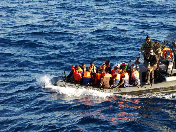 Nhiều người nhập cư chết đuối khi cố bơi tới Tây Ban Nha ảnh 1