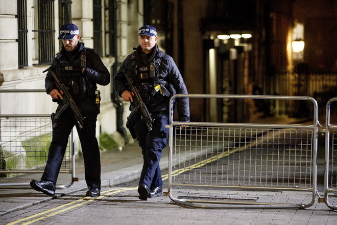 Nhiều trường học ở Anh đóng cửa do các lời đe dọa đâm xe vào học sinh ảnh 1