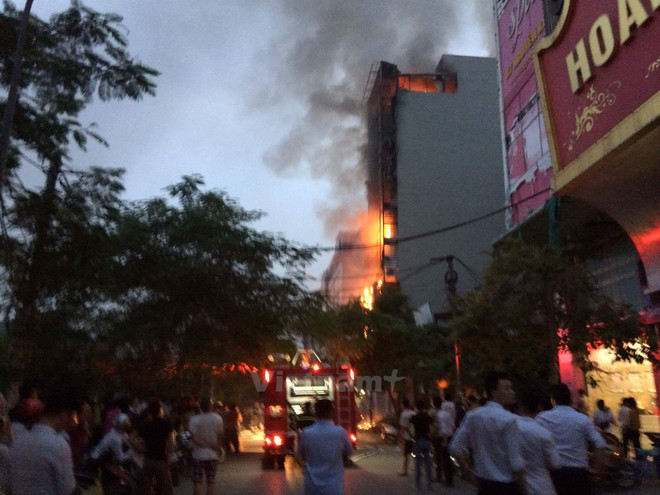 Clip ghi lại vụ cháy dữ dội tại quán karaoke ở Nguyễn Khang ảnh 1