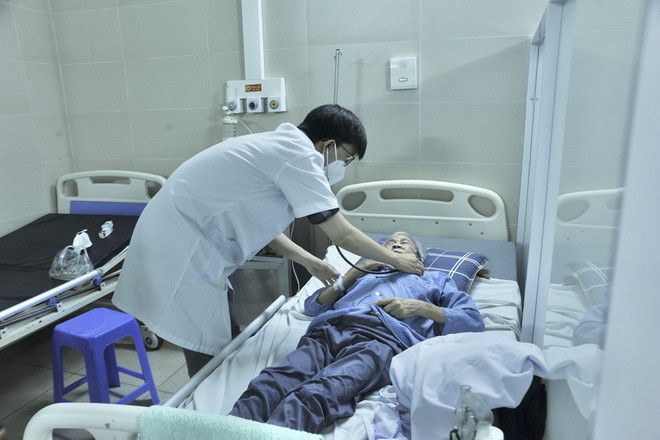 Chăm sóc bệnh nhân COVID-19 tại Hà Nội.( Ảnh: TTXVN phát) ttxvn_covid.jpg