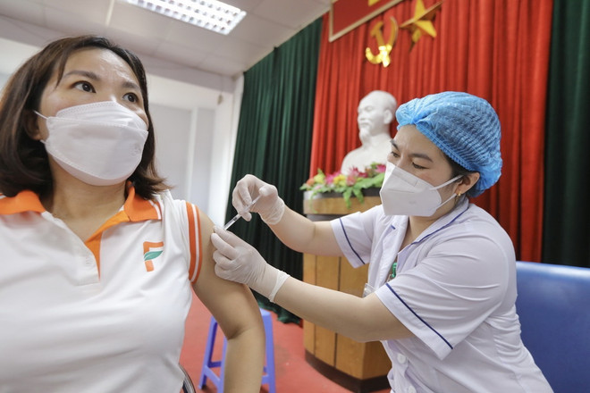 Nhân viên y tế quận Hai Bà Trưng tiêm vaccine phòng COVID-19 cho người dân. (Ảnh: Minh Quyết/TTXVN) ttxvn_tiem COVID.jpg