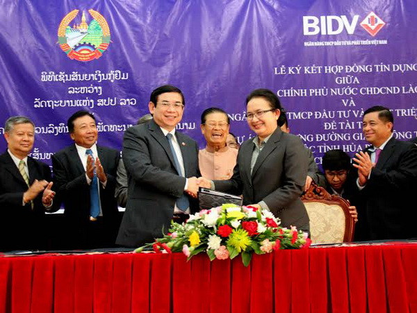 Việt Nam-Lào ký hợp đồng tín dụng phát triển giao thông ảnh 1