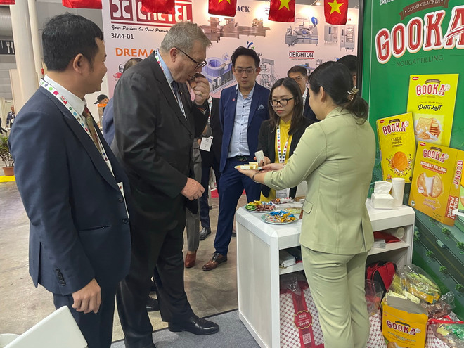 Ông Michael Duck - Phó chủ tịch điều hành, tập đoàn Informa Markets - tham quan gian hàng Việt Nam. (Ảnh Tất Đạt/Vietnam+) vnp_2304_trien lam singapore3.jpg