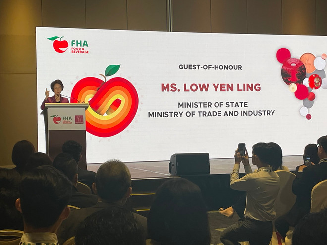 Bộ trưởng Thương mại và Công nghiệp Singapore Low Yen Ling phát biểu tại lễ khai mạc. (Ảnh: Tất Đạt/Vietnam+) vnp_2304_trien lam singapore2.jpg