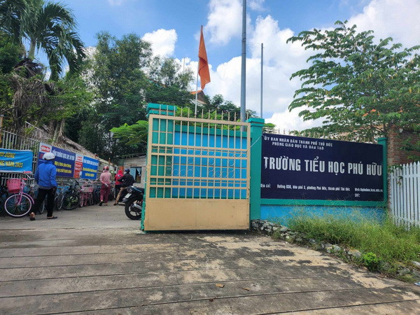 TP.HCM: Phụ huynh phát hiện thịt gà ôi thiu, trường dừng ăn bán trú ảnh 1