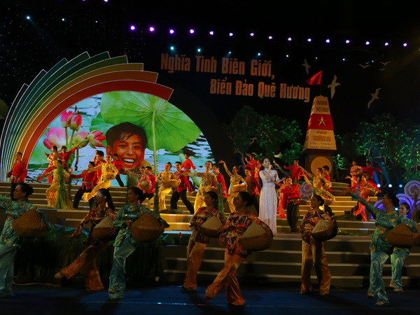 Chương trình "Nghĩa tình biên giới, biển đảo quê hương" ảnh 1