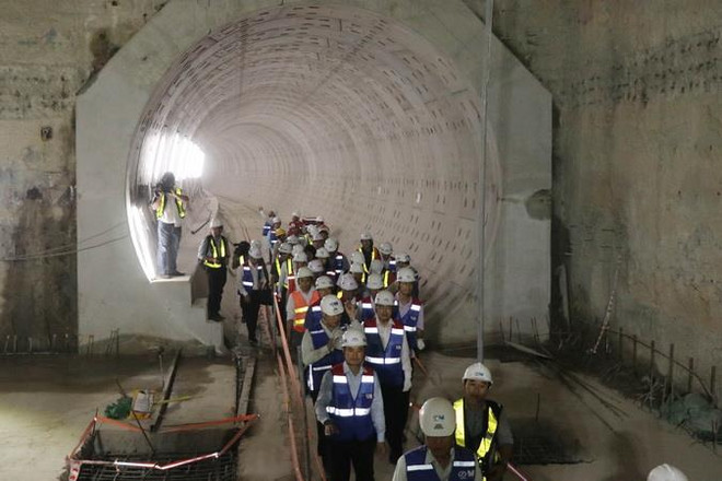 Đoàn công tác khảo sát dọc tuyến đường hầm TBM nối ga Ba Son - ga Nhà hát Thành phố. (Ảnh: Tiến Lực/TTXVN) TP.HCM: Hạn chế xe cá nhân không chỉ là bài toán giao thông ảnh 1
