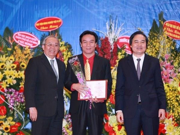 Đại diện Hội đồng chức danh giáo sư Nhà nước trao chứng nhận cho các tân giáo sư, phó giáo sư. (Ảnh: Quý Trung/TTXVN) Phải công khai hồ sơ điện tử của từng ứng viên giáo sư, phó giáo sư ảnh 1