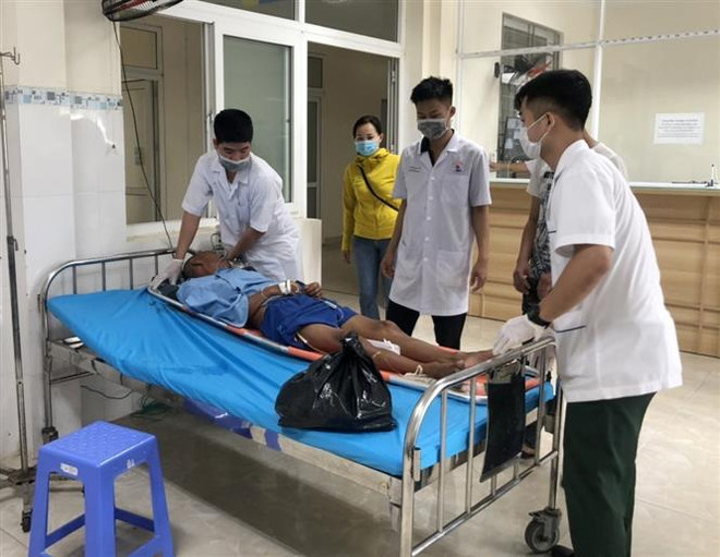 Khánh Hòa: Đưa một ngư dân bị đột quỵ trên biển vào bờ an toàn ảnh 1