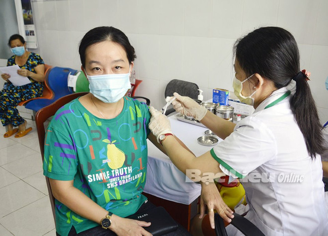 Bạc Liêu và Kiên Giang tiêm vaccine COVID-19 cho các đối tượng ưu tiên ảnh 1