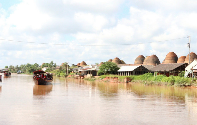 ttxvn_lang gom vinh long.jpg