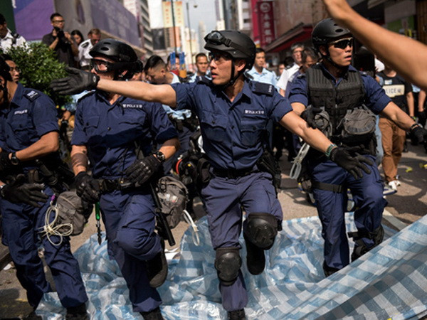 Hong Kong: Bạo lực bùng phát trở lại ở quận Mong Kok ảnh 1
