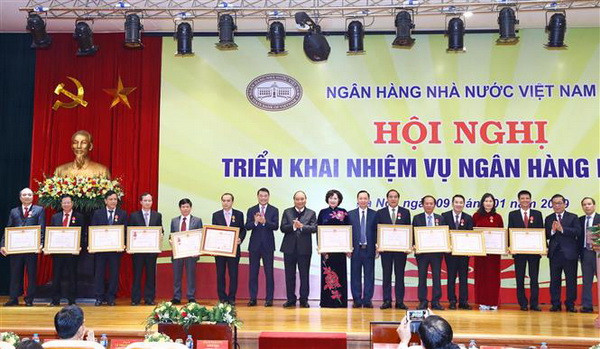 Thủ tướng Nguyễn Xuân Phúc và cá nhân, tập thể nhân nhận Huân chương Độc lập Hạng Nhì, Huân chương Lao động hạng Nhì và Ba. (Ảnh: Thống Nhất/TTXVN) Thủ tướng: Hệ thống tín dụng phải có trách nhiệm hỗ trợ người dân ảnh 2