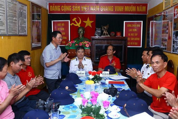 Tặng quà và giao lưu với các cán bộ, chiến sỹ của Đảo Nam Yết ảnh 1