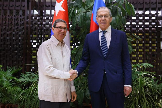 Ngoại trưởng Nga Sergei Lavrov (phải) và người đồng cấp Cuba Bruno Rodriguez Parrilla trong cuộc gặp ở La Habana ngày 20/4. (Ảnh: AFP/TTXVN) Nga-Cuba tăng cường hợp tác hướng tới một trật tự thế giới đa cực ảnh 1