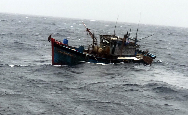 Cứu hộ tàu cá và 9 ngư dân bị nạn trên biển ở Quảng Ngãi ảnh 1