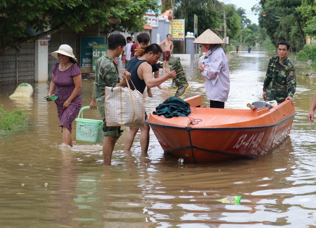 Lực lượng Lữ đoàn công binh 543, Quân khu II và lực lượng Công an tỉnh Phú Thọ giúp dân di chuyển đến nơi an toàn. (Ảnh Tạ Toàn/TTXVN) Đảm bảo an toàn các hồ, đập công trình thủy điện mùa mưa lũ ảnh 2