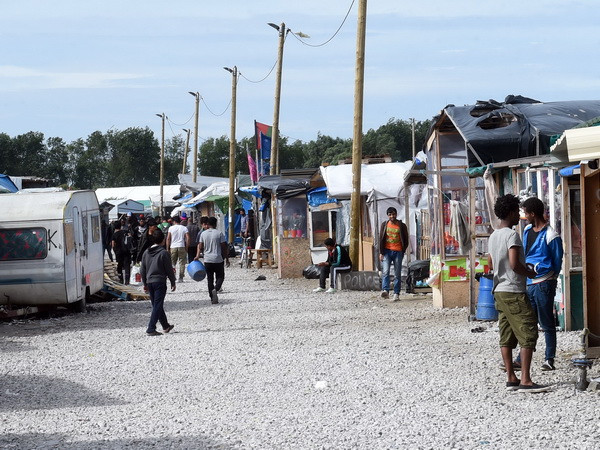 Bộ trưởng Nội vụ Pháp cam kết phá bỏ khu lều trại tại Calais ảnh 1