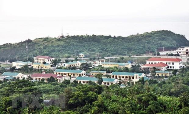Một góc khu trung tâm huyện đảo Cồn Cỏ. (Ảnh: Hồ Cầu/TTXVN) Quảng Trị: Lượng khách du lịch đến đảo Cồn Cỏ ngày càng tăng mạnh ảnh 2