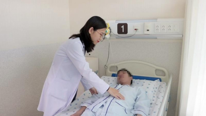 Bác sỹ bệnh viện Đại học Y dược Thành phố Hồ Chí Minh khám cho bệnh nhân trước khi xuất viện. (Ảnh: TTXVN phát) TP.HCM: Nhiễm độc thạch tín vì thói quen xông nhà mới xây ảnh 1