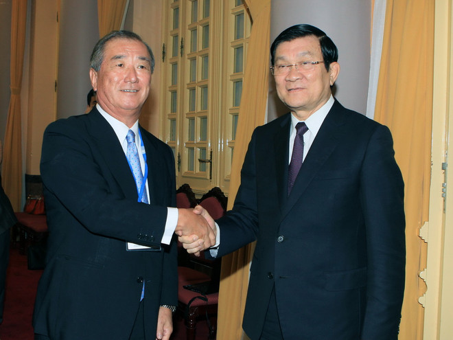 Chủ tịch nước Trương Tấn Sang và ông Yoichi Kobayashi, Chủ tịch Ủy ban Hợp tác kinh tế Nhật Bản-sông Mekong. (Ảnh: Nguyễn Khang/TTXVN) Doanh nghiệp Nhật Bản yên tâm khi kinh doanh, đầu tư tại Việt Nam ảnh 1