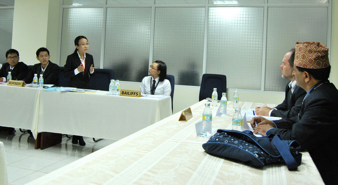 Đội sinh viên luật Việt Nam tại Phiên tòa giả định Moot Competition 2009. (Ảnh: Phương Vy/TTXVN) Đại học Luật Tp.HCM thắng tại Phiên tòa giả định về Luật Nhân đạo ảnh 1