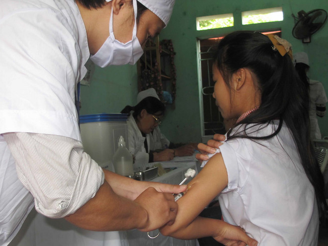 Lào Cai: 19 học sinh nôn sau tiêm vắcxin sởi-Rubella là do sợ tiêm ảnh 1
