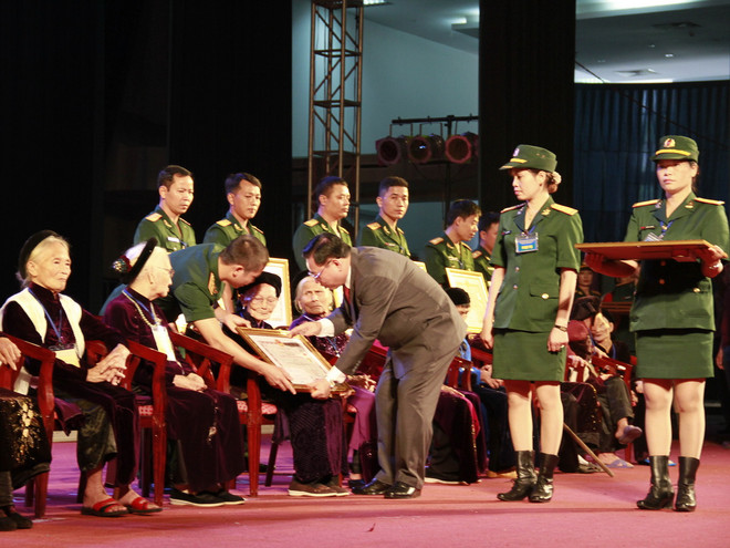 Ảnh chỉ có tính minh họa. (Ảnh: Lan Anh/TTXVN) Lào Cai trao tặng, truy tặng danh hiệu Bà mẹ Việt Nam Anh hùng ảnh 1